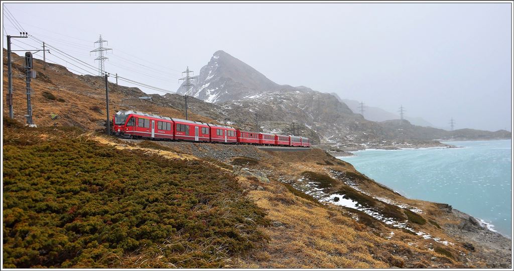 Bei leichtem Schneetreiben nähert sich der R1640 mit ABe 8/12 3506 dem höchsten Punkt der Berninastrecke bei Ospizio Bernina 2253m ü/M. (28.11.2015)