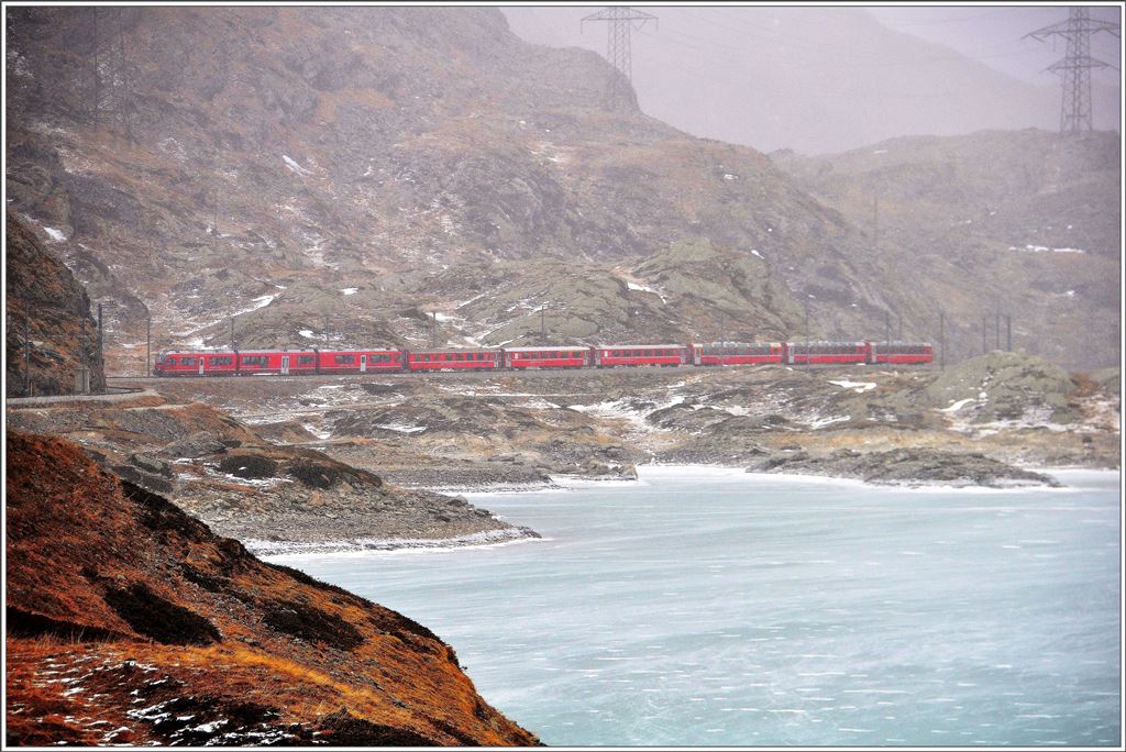 Bei leichtem Schneetreiben nähert sich der R1640 mit ABe 8/12 3506 dem höchsten Punkt der Berninastrecke bei Ospizio Bernina 2253m ü/M. (28.11.2015)