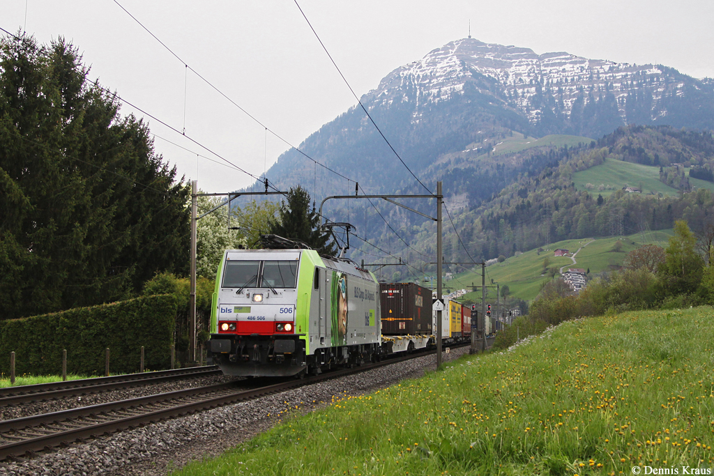 Bei leider sehr ungünstigen Lichtverhältnissen befördert 486 506 einen KLV Zug am 18.04.2014 bei Immensee nordwärts.