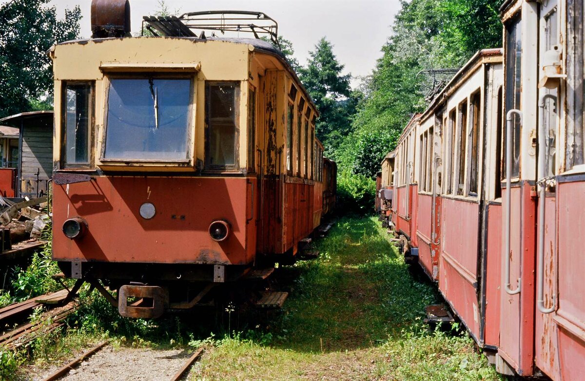 Bei der Lendcanaltramway Klagenfurt waren zeitenweise bis zu 40 Wagen verschiedener Herkunft vorhanden. Der ET 26.101 auf dem Foto war früher bei der Attergaubahn eingesetzt.
Datum: 25.08.1986
