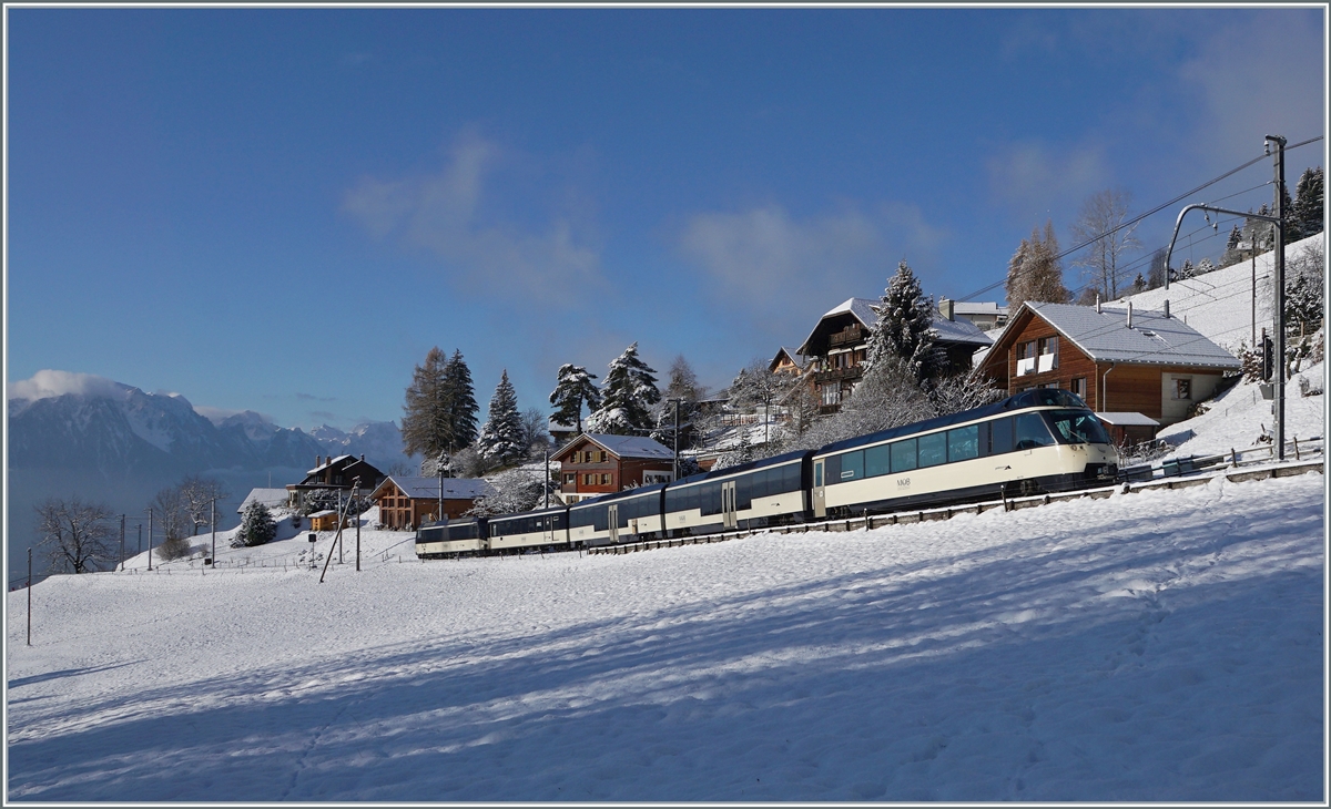Bei Les Avants, in der überzuckerten Winterlandschaft ist der MOB Panoramic Express PE 2118 von Montreux auf dem Weg nach Zweisimmen.

2. Dezember 2020