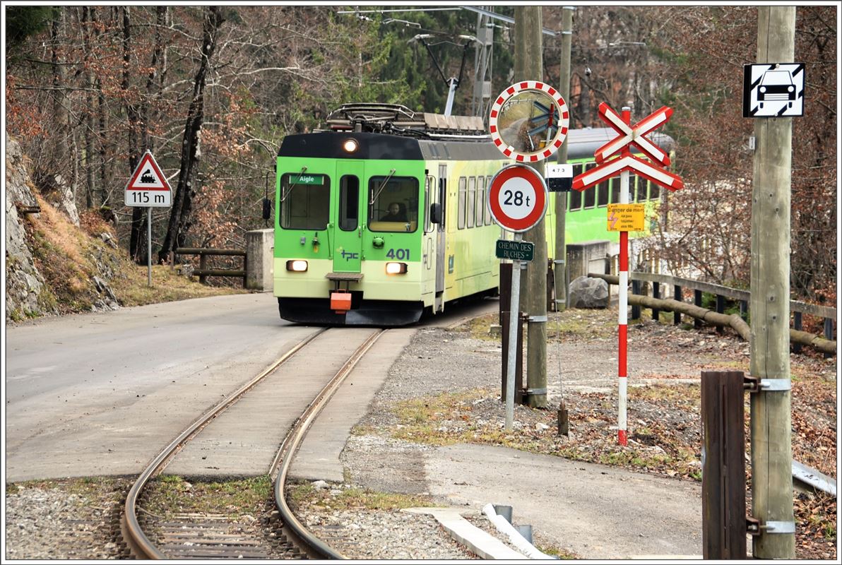 Bei Les Planches führt die Rue de la gare und die TPC gemeinsam auf einer grossen Brücke über die Schlucht der Grande Eau. R445 mit BDe 4/4 401 fährt die Rue de la gare hinauf zum Bahnhof Le Sepey und kommt in ein paar Minuten wieder zurück für die Weiterfahrt nach Aigle.(28.11.2016)