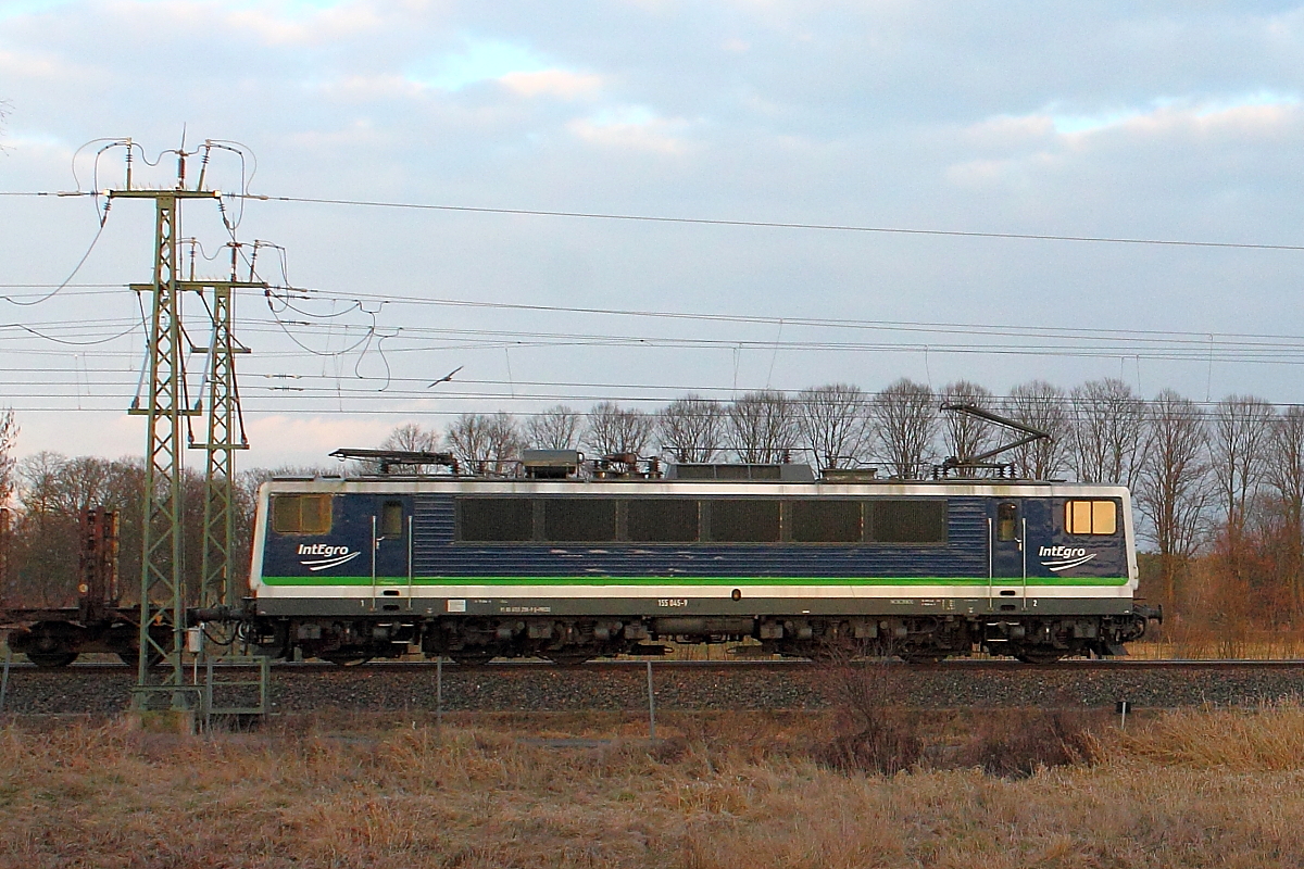 Bei letztem Licht fährt die 155 045-9 der IntEgro Verkehr GmbH (NVR-Nummer: 91 80 6155 238-9 D-PRESS) am 29.03.2018 durch Nassenheide.