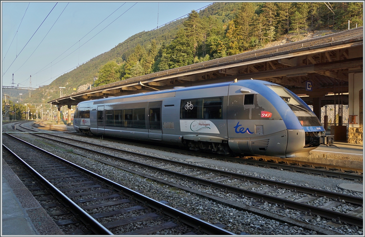 Bei der  Ligne des Horlogers  (Besançon - Le Locle) überflüssig geworden, wartet der SNCF X 73755 nun als TER 18136 in Vallorbe auf die Abfahrt nach Frasne. 

21. Juli 2022