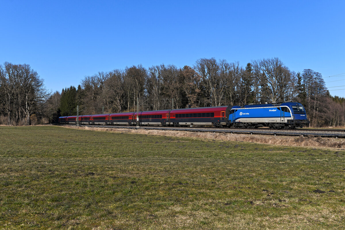 Bei Lokmangel verirrt sich auch mal eine 1216 der ČD nach Westösterreich. Am 13. Februar 2022 trat ein solcher Ausnahmefall ein und die 1216.233 konnte von mir mit dem RJX 564 von Flughafen Wien nach Innsbruck HBF bei Brannenburg im deutschen Inntal fotografiert werden. 