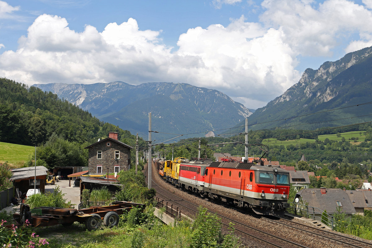 Bei mächtiger Gewitterstimmung über der Rax,fahren 1144.104+1142.610 mit G-54703 kurz hinter Payerbach am 26.7.18