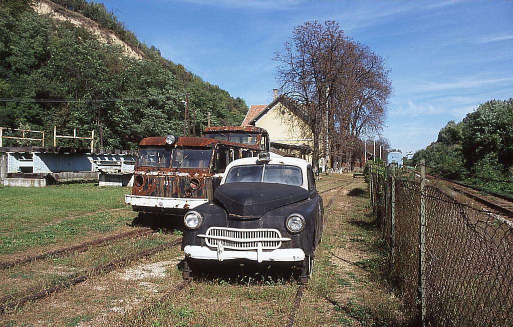 Bei meinem Besuch am 30.9.1999 lag das kleine Eisenbahn Museum bei Paks
in den letzten Zgen! Auf dem Gelnde eines kleinen Landbahnhofes mit Lokschuppen
verrotteten sehr interessante Exponate, wie auch dieser Schienen Pkw und Schienen
Kleinbus. Die Fahrzeuge wurden spter geborgen und ich sah einen Teil davon spter
im neuen Eisenbahn Museum in Budapest Ujpest.