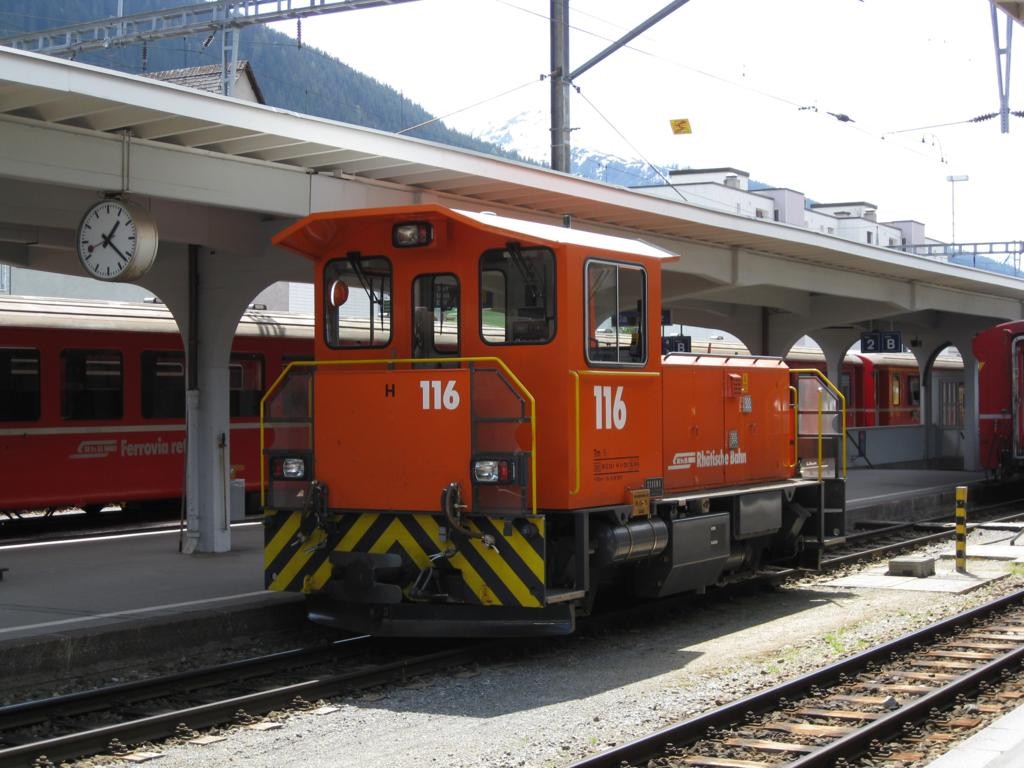 Bei meinem Stop in Davos Platz fotografierte ich am 20.5.2009 diese
Diesellok der Firma Schma aus Diepholz. Sie ist als Lok 116 bei der 
Rhtischen Bahn ttig.