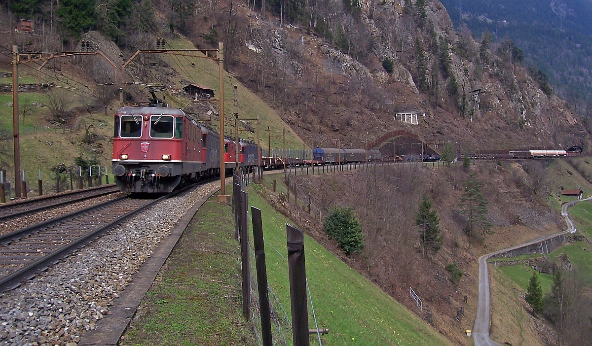 Bei Meitschligen ziehen am 03.04.2010 zwei Re 10/10 einen hauptsächlich mit Stahlerzeugnissen beladenen Zug bergwärts.