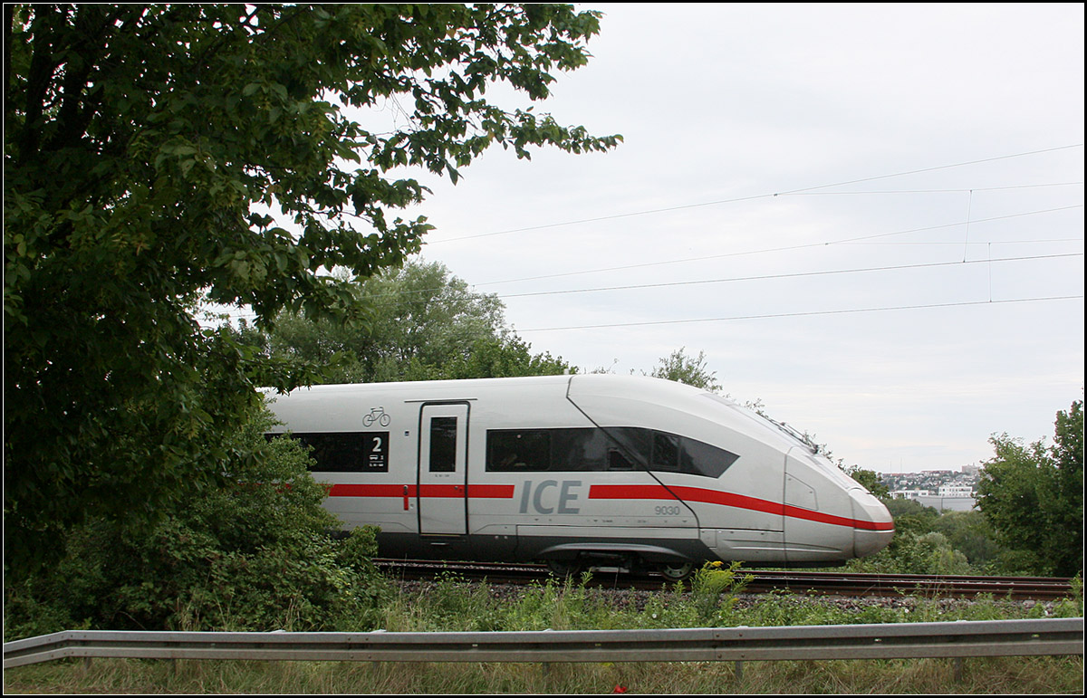 Bei mir um die Ecke -

ICE 4 in Fahrtrichtung München umgeleitet über die Remsbahn hier bei Kernen-Rommelshausen.

10.08.2019 (M)