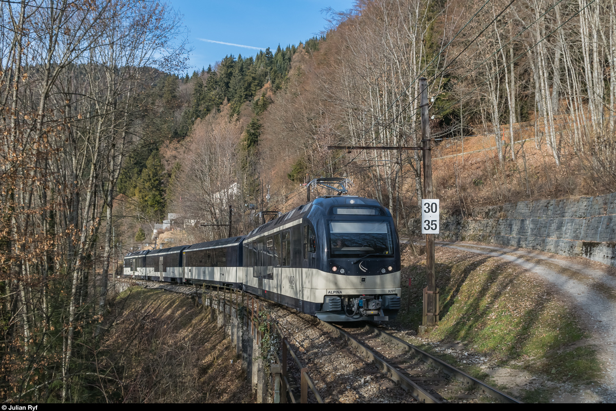 Bei der MOB lösen die ABe 8/8 9000 derzeit die ABDe 8/8 4000 ab. Zug 2222 wird am 2. Januar 2017 mit ALPINA ABe 8/8 9001 geführt und wurde von mir zwischen Sendy-Sollard und Les Avants erlegt.<br>
Die ALPINA-Züge werden zwar als ABe 8/8 bezeichnet, bestehen eigentlich aber aus voneinander unabhängigen Triebwagen Be 4/4 9201 - 9204 und ABe 4/4 9301 - 9304. So können wie auf diesem Bild gezeigt auch (ältere) Wagen in der Mitte des Zuges eingekuppelt werden.