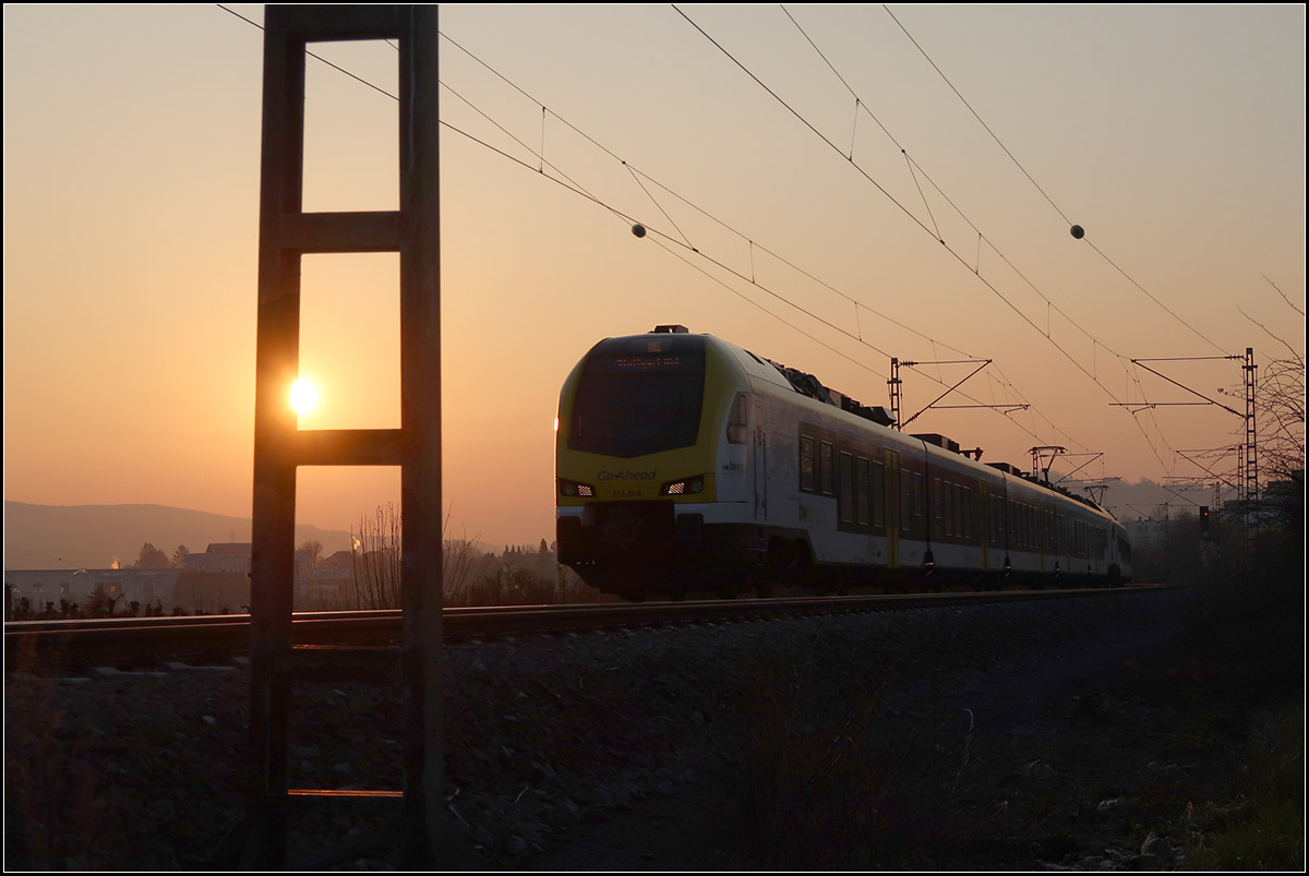 Bei Morgensonne auf die Remsbahn -

Nicht lange nachdem die Sonne über die Höhen des Schwäbischen Waldes gestiegen kam, fährt ein Stadler Flirt 3-Zug der GoAhead bei Weindstadt-Endersbach in Richtung Stuttgart.

03.04.2020 (M)