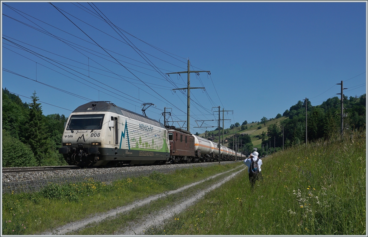 Bei Mülenen fahren die BLS Re 465 008 und die Re 4/4 192 mit einen Kesselwagen Ganzzug in Richtung Süden. 

14. Juni 2021