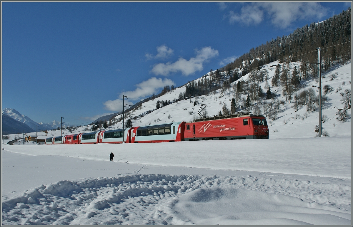 Bei Münster im Goms ist eine MGB HGe 4/4 mit ihrem Glacier Express von Zermatt nach St.Moritz unterwegs.
20. Februar 2014