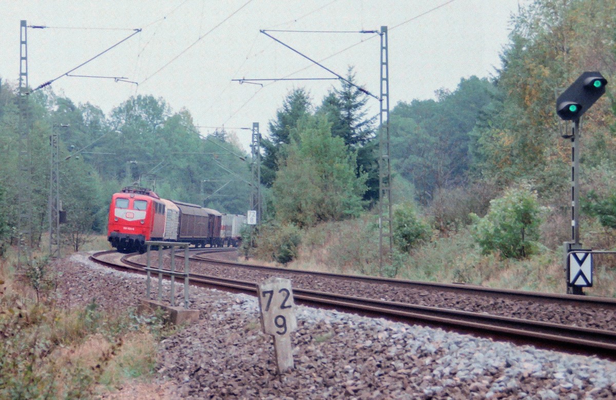 Bei der  Munasiedlung  liegt Strecken-km 73: Links neben 152 623 mit einem Güterzug nach Würzburg zweigte früher ein Gleisanschluss zum nahen Bundeswehr-Depot ab. (9.10.92)