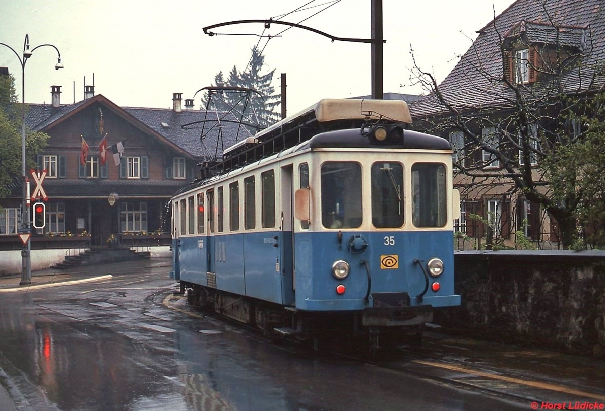 Bei Muri ist BDe 4/4 35 der Vereinigten Bern-Worb-Bahnen (heute Regionalverkehr Bern-Solothurn) im Mai 1980 unterwegs