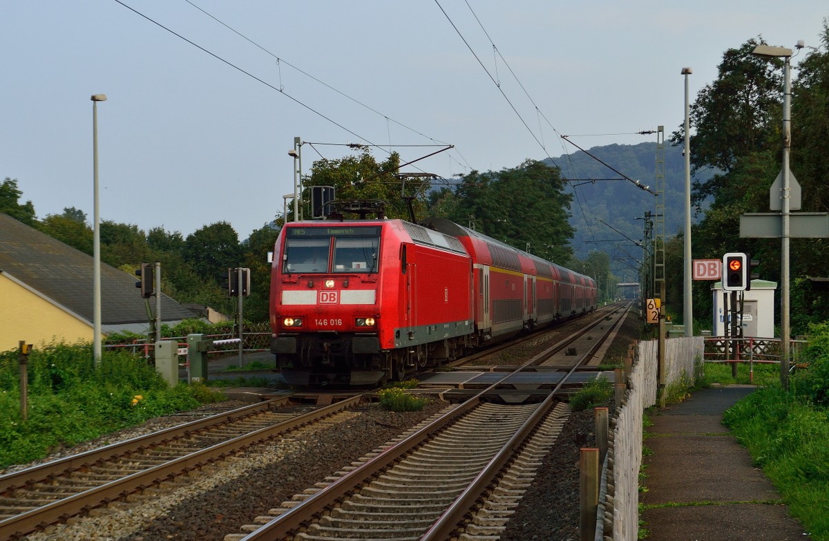 Bei Namedy am Bahnübergang habe ich die 146 016 mit einem RE 5 nach Emmerich vor die Linse bekommen. 7.9.2014