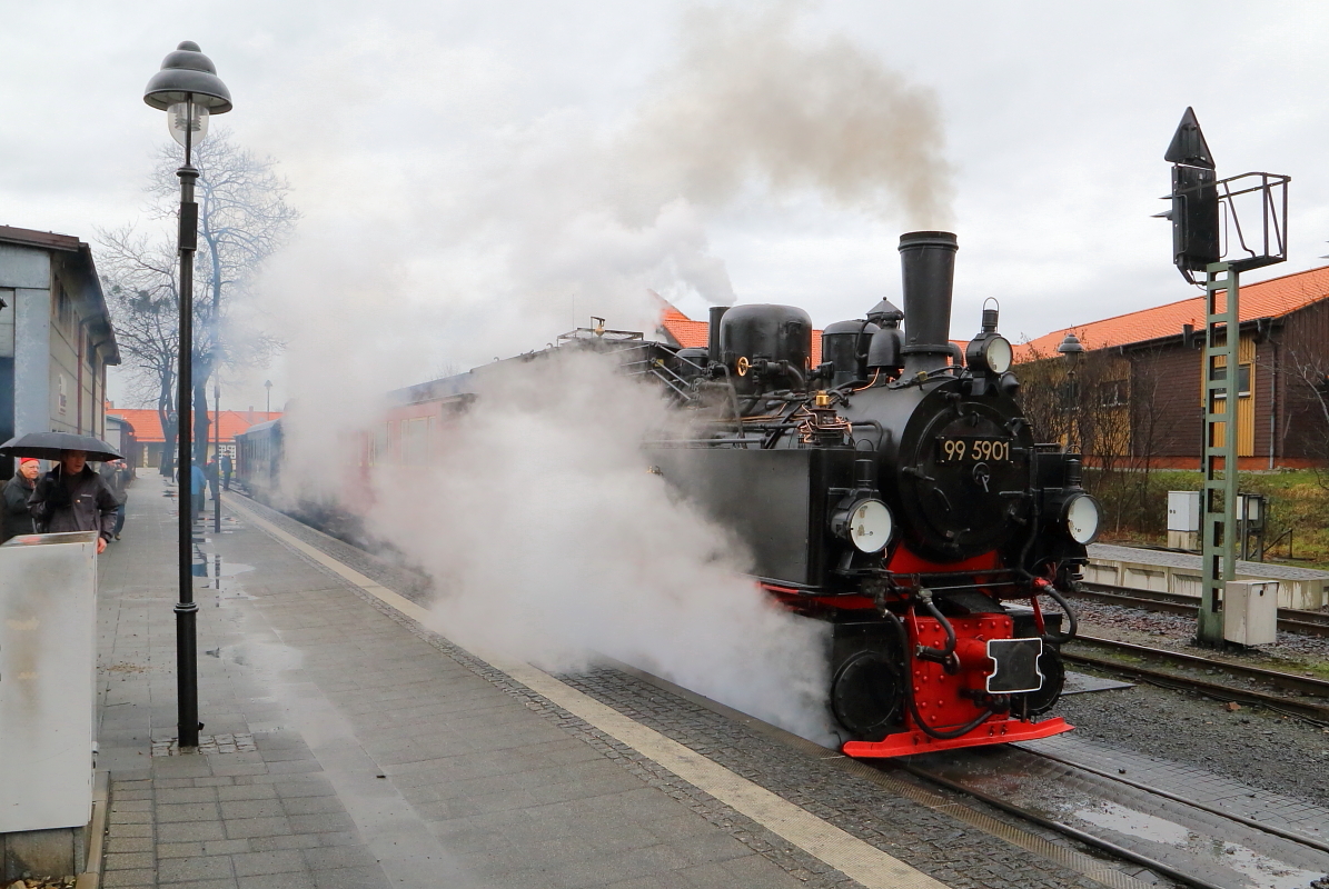 Bei naßkaltem Schmuddelwetter hat 99 5901 am Mittag des 05.02.2016 im Bahnhof Wernigerode gerade an einen Sonderzug der IG HSB angekuppelt, welchen sie wenig später zum Brocken und zurück bringen wird. Auftakt einer alljährlich stattfindenden dreitägigen Sonderzugveranstaltung des genannten Vereins.