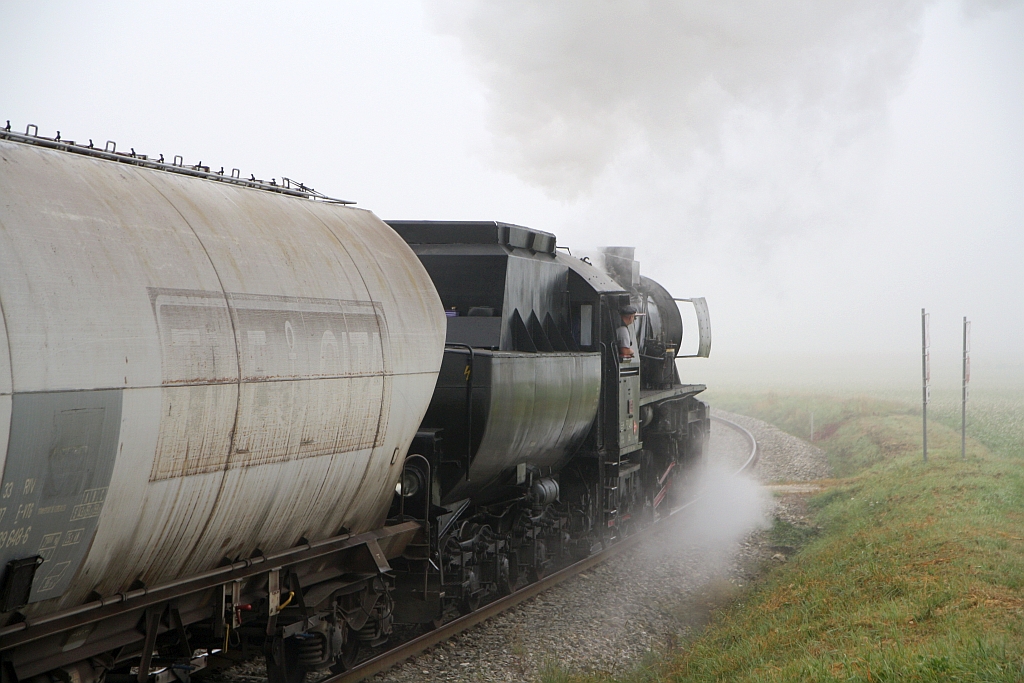 Bei Nebel ist's eine Fahrt ins Nichts: A-LOKTM 52.4984 am 04.Okt. 2021 als Nebenfahrt 14723 (Korneuburg - Ernstbrunn) beim Km 7,0 der Lokalbahn Korneuburg - Hohenau.