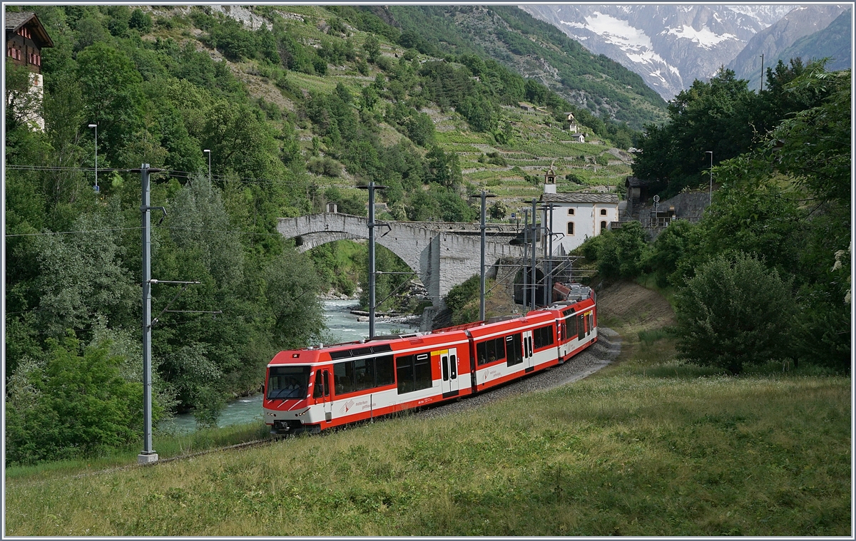 Bei Neubrück und einem Hauch Sonne, fährt der MGB Regionalzug 225 von Visp nach Zermatt. 

14. Juni 2019