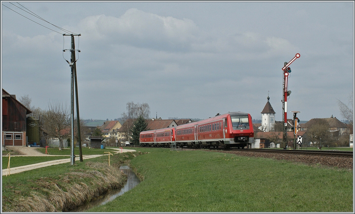 Bei Neukirch sind zwei DB VT 611 als IRE 3104 auf den Weg nach Basel Bad. Bf. 
Die ausgesteckten Profile zeigen, dass hier Änderungen in der Verkehrsführung anstehen.

8. April 2010