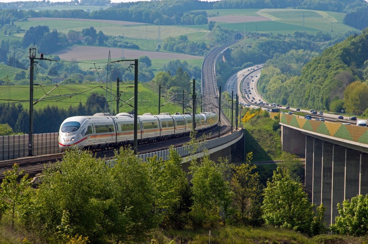 Bei Neustadt auf der Wiedtalbrücke Richting Frankfurt ICE3 @ 300km/h 04/05/2014