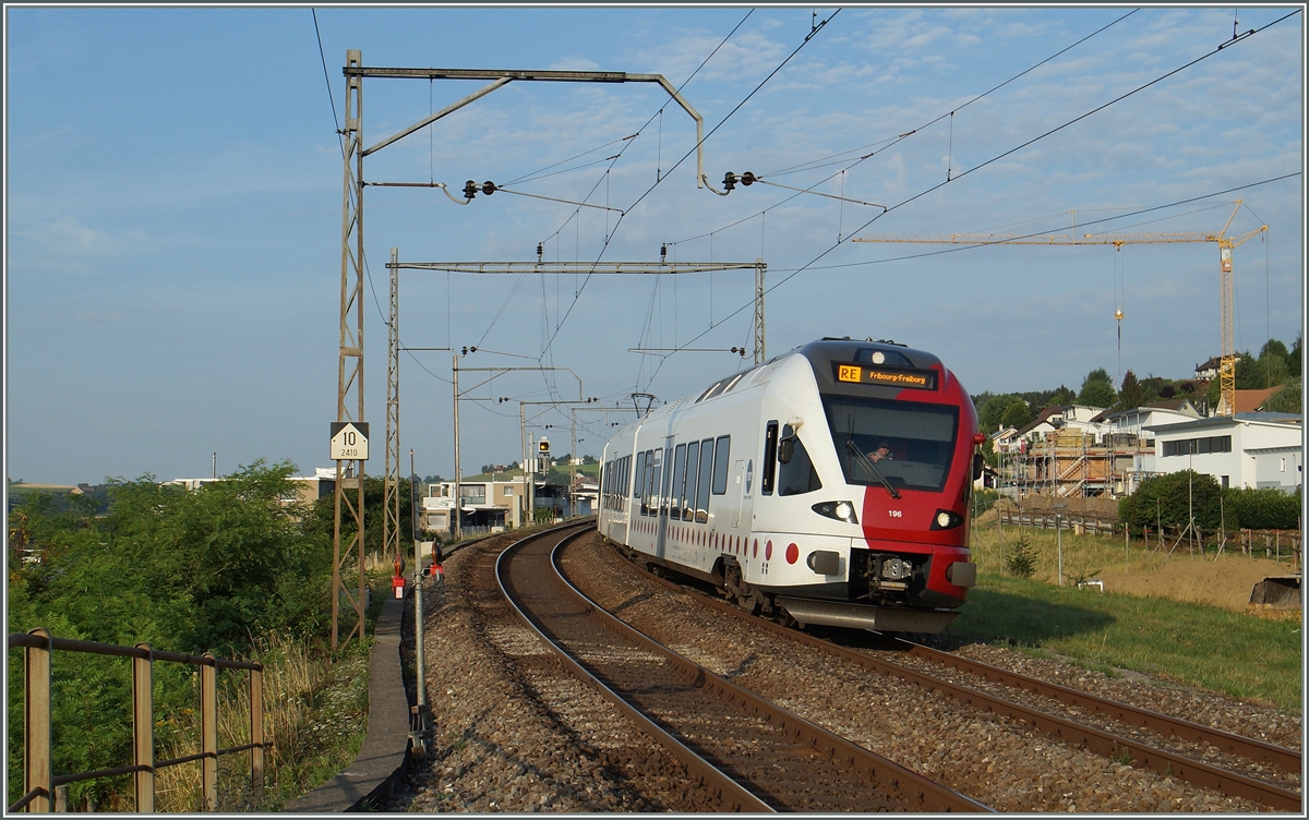 Bei Neyruz und im weiteren Streckenverlauf Richtung Rosé stehen wohl noch die letzten alten, aber sehr filigranen Fahrleitungsmaste zwischen Genève und St.Gallen.
Seit einiger Zeit nutzen auch die TPF RE von Fribourg nach Bulle diesen Streckenabschnitt: Ein TPR Flirt erreicht Neyruz, fährt hier jedoch ohne Halt durch.
6. August 2015