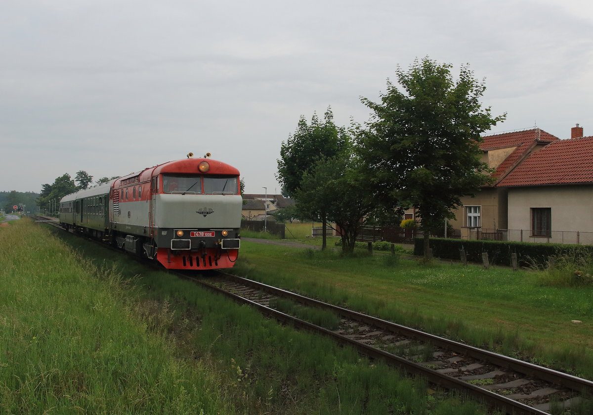 Bei nicht so wirklich schönen Wetter fuhr am 14.06.2020 die 749 006 der KZC mit dem Sonderzug nach Mšeno. Aufgenommen wurde dieser Zug nach dem Haltepunkt in Tišice