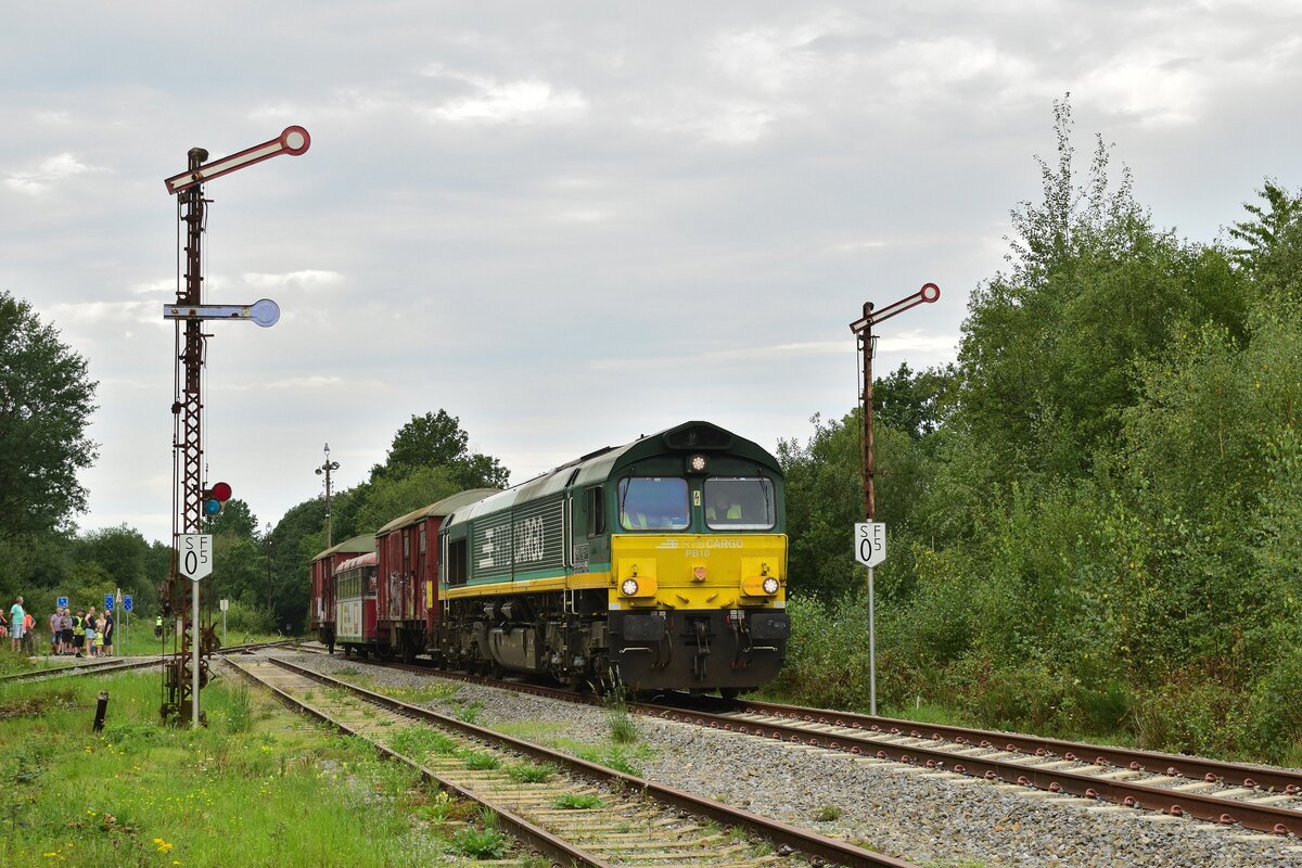 Bei den noch vorhandenen Formsignalen wurde ein kurzer Fotohalt eingelegt. 266 014 steht mit der Überführung von 798 818 in Raeren an den ehemaligen Ausfahrsignalen. Die dazugehöringen Gleise sind schon lange Außer Betrieb. Aufgenommen vom Gehweg.

Raeren 19.08.2023