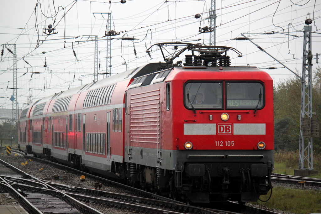 Bei norddeutschen Schmuddelwetter hatte Die Cottbuser 112 105-2 mit RE 4352 von Halle(Saale)Hbf nach Rostock Hbf ihr Ziel fast erreicht Ankunft war pnktlich um 09:23 Uhr Aufgenommen am 25.10.2014 