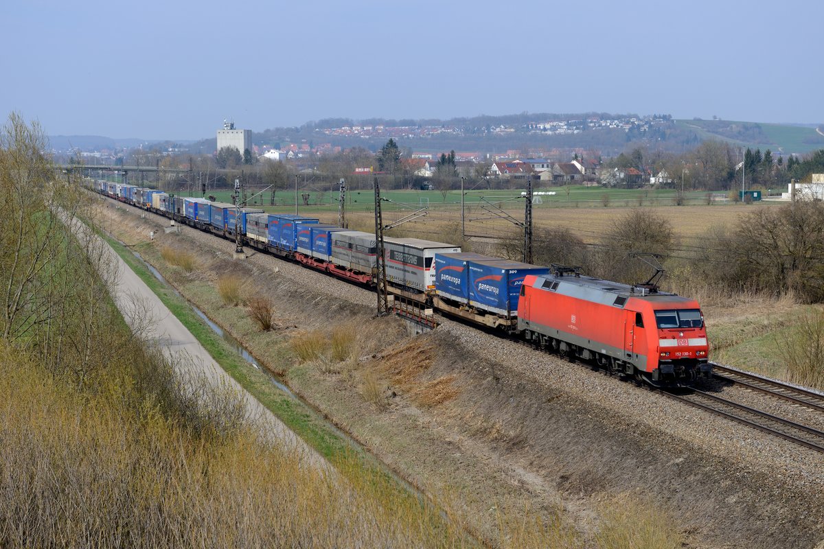 Bei Nordheim wurde noch die Durchfahrt von KT 43221 von Dradenau nach Verona Q.E. abgewartet. Am 09. April 2015 war 152 130 Zuglok. Sie wird den Zug bis München Ost Rbf führen, dort findet dann für die Fahrt zum Brenner ein Lokwechsel statt.