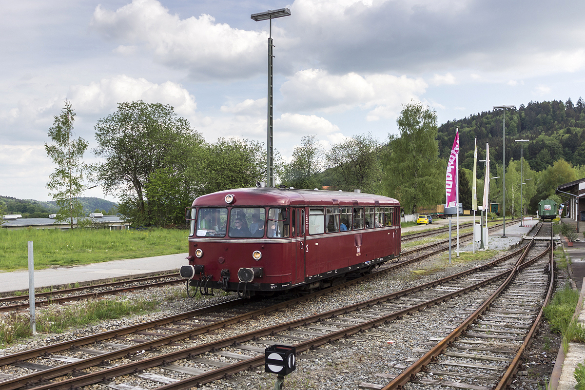 Bei den Nostalgiezugfahrten auf der Ilztalbahn am 14.05.2015 bestreitet ein Zugpaar bestehend aus Uerdinger Schienenbussen den Plandienst im Pendelverkehr zwischen Passau und Freyung. Ausfahrt von 798 776-1 aus dem Bf Freyung, dem Endpunkt der Ilztalbahn.

Hersteller: Waggon- und Maschinenbau, Donauwörth (WMD)
Fabriknummer: 1368
Abnahmedatum: 20.04.1960
Erst-Bw: Rheydt
weitere Beheimatungen: Husum, Flensburg, Tübingen, Offenburg
Betreibernr. z.Z.d. Aufnahme: 798 776-1
ursprüngl. Fahrzeugnr.: VT 98 9776
Eigentümer z.Z.d. Aufnahme: DB Regio
Fahrzeugnutzer z.Z.d. Aufnahme: Passauer Eisenbahnfreunde
z-Stellung (DB): 09.06.1994
Ausmusterung (DB): 30.04.1995
Radsatzfolge: Bo'Bo'
Vmax (km/h): 90
Stundenleistung (kW): 2x110
Dienstmasse (t): 21
Radsatzfahrmasse max. (t): 14
LüP (mm): 13.950