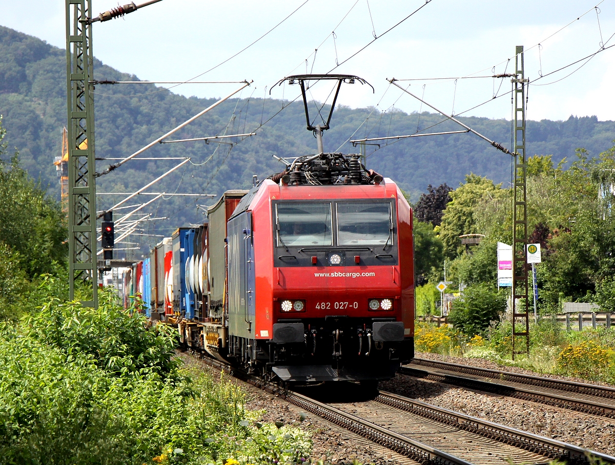 Bei Oberlahnstein auf der echten Rheinseite fährt 482 027 der SBB Cargo südwärts (10.08.2021)