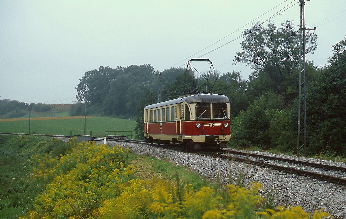 Bei Oberndorf ist einer der drei 1950/51 von SGP gelieferten ET 31-33 im Sommer 1980 unterwegs