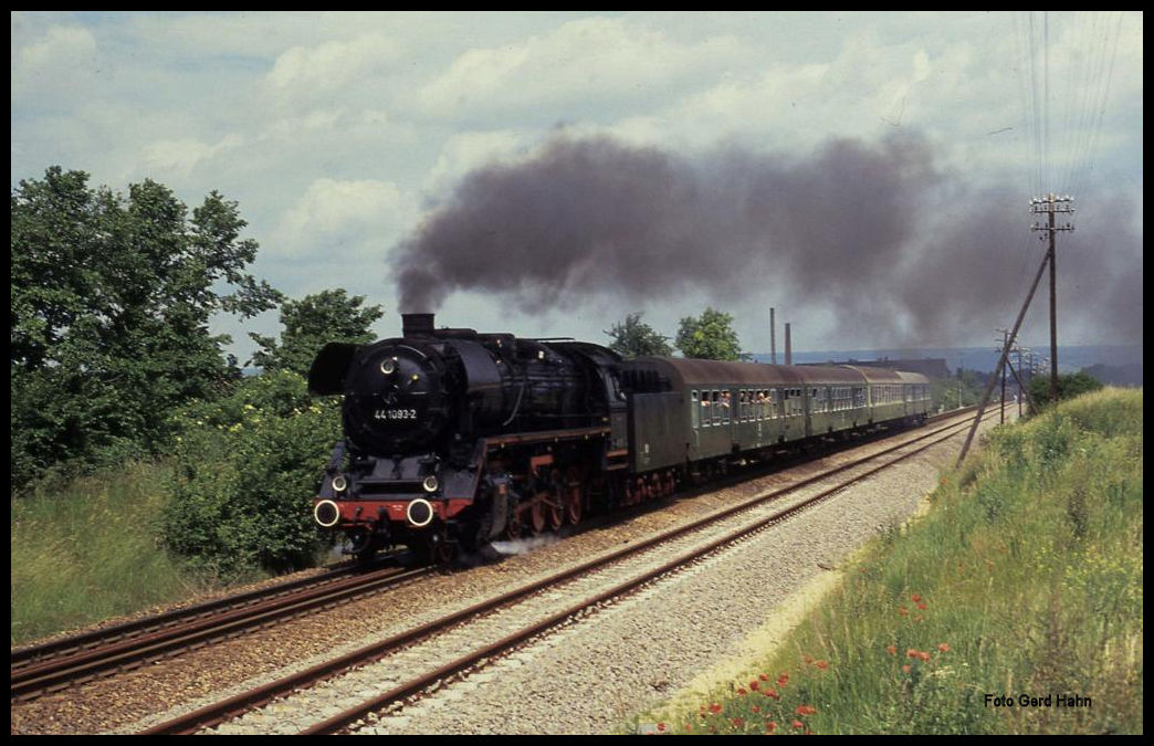Bei Oberröblingen ist hier am 22.6.1991 Dampflok 441093 mit einem Sonderzug aus Sangerhausen unterwegs.