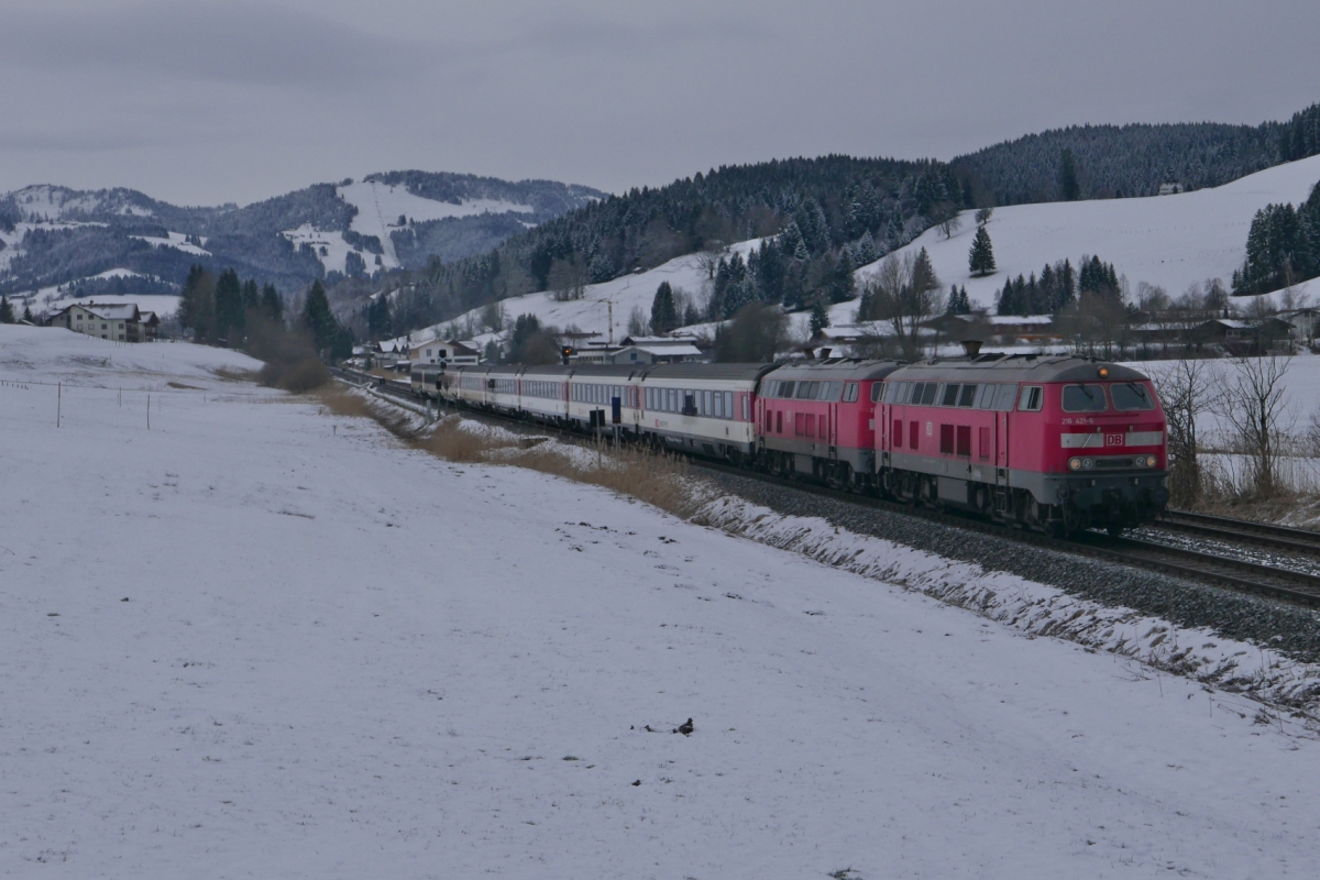 Bei Oberstaufen ziehen 218 421-6 und eine weitere 218er den von Mnchen nach Zrich fhrenden EC 196 bis nach Lindau (20.02.2016).