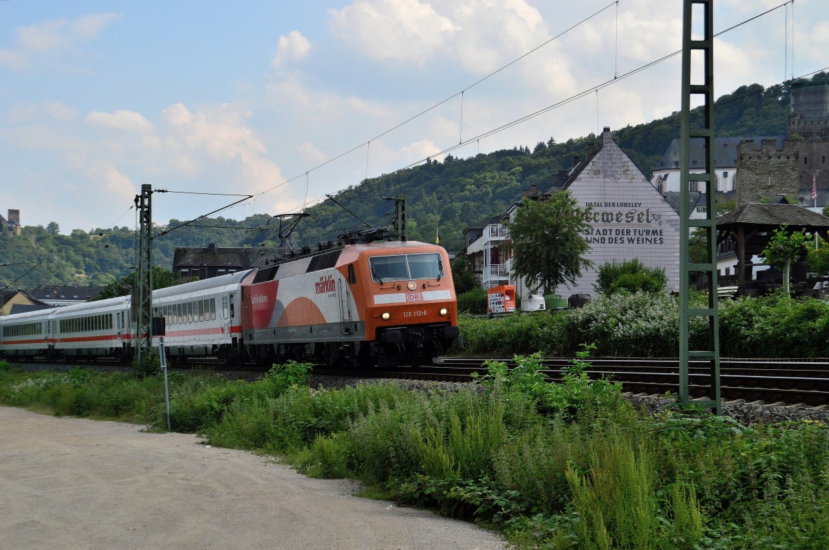 Bei Oberwesel geriet mir die MÄRKLIN 120 112-8 mit einem IC-Wagenzug vor die Linse am Montag den 1.6.2014