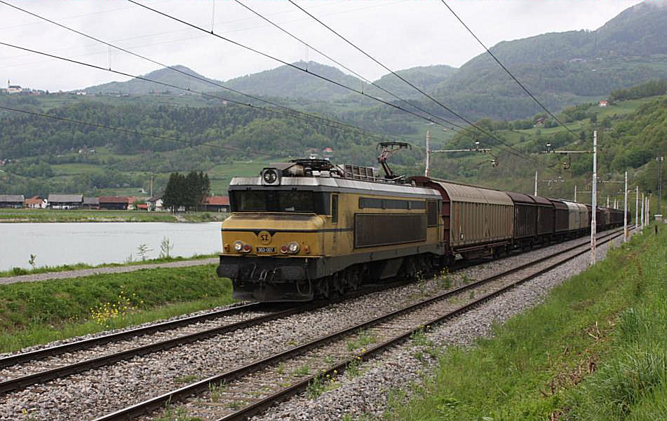 Bei Orchovo am Ufer der Save ist am 29.4.2008 die noch in altem Lack befindliche
363007 mit einem Güterzug in Richtung Dobova bzw. Kroatien unterwegs.