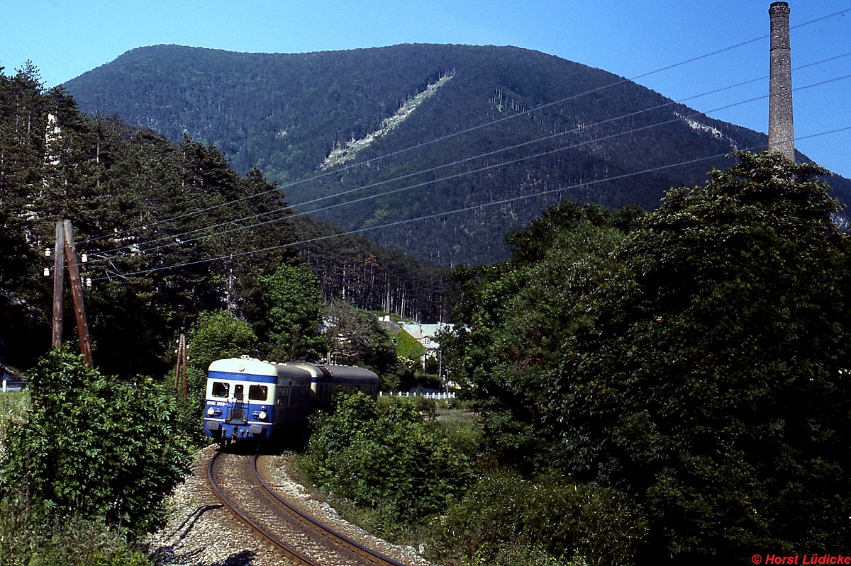 Bei Ortmann auf der Gutensteiner Bahn ist eine 6546/5046-Garnitur im Juni 1987 unterwegs
