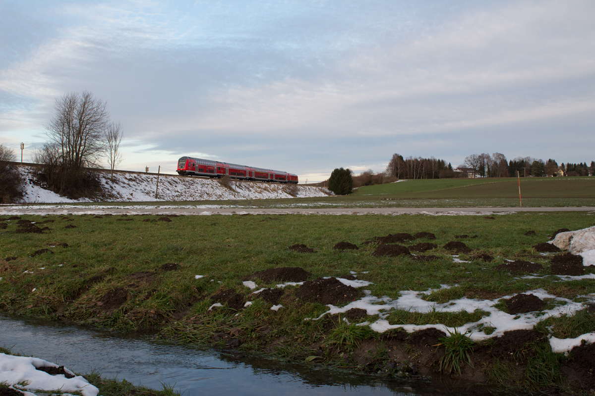 Bei Ottenhofen wurde ein Doppelstockzug nach Mühldorf am 05.01.15 bildlich festgehalten.