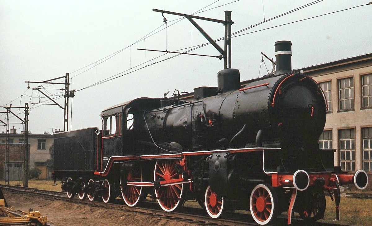 Bei der Pd 5-17, die im September 1976 vor dem Technikum Kolewoje in Warschau aufgenommen wurde, handelt es sich um die einzige erhaltene preußische S6. Von dieser Baureihe beschaffte die Preußische Staatsbahn zwischen 1906 und 1913 584 Exemplare für den schweren Schnellzugdienst. Bei der DR erhielten sie die Baureihen-Nr. 13, wurden allerdings schon bis 1931 ausgemustert. Einige Maschinen kamen nach dem ersten Weltkrieg nach Belgien, dort wurden sie bis 1956 eingesetzt.