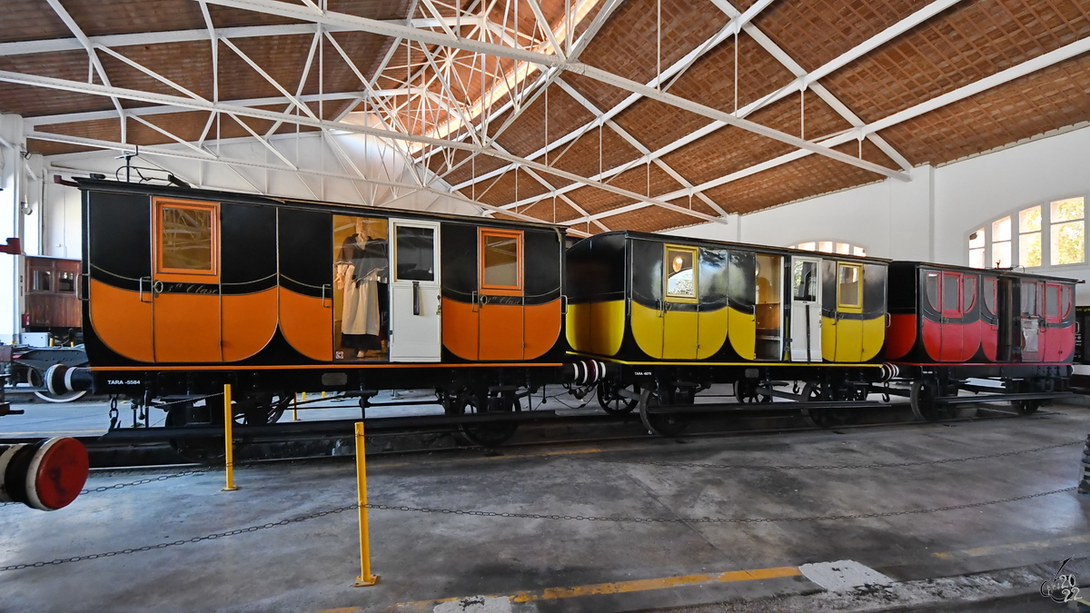 Bei den Personenwagen TARA-6300 (I. Klasse), TARA-6070 (II. Klasse) und TARA-5584 (III. Klasse) handelt es sich wohl um Nachbauten. (Eisenbahnmuseum von Katalonien in Vilanova i la Geltrú, November 2022)