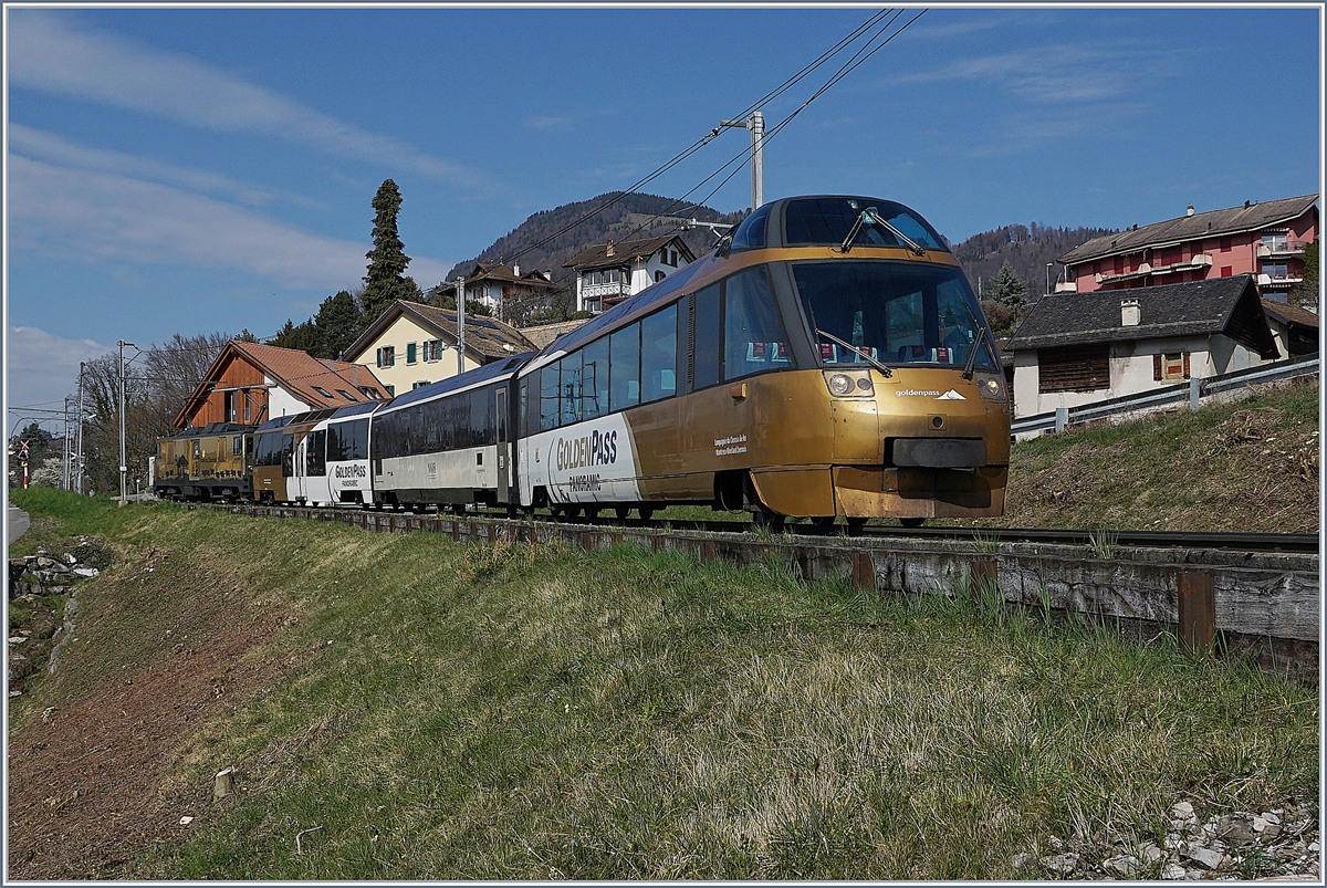 Bei Plachamp ist ein MOB Kurz-Panoramique Express (Covid 19) auf der Fahrt von Zweisimmen nach Montreux. Obwohl kurz, dürfte es einer der letzten kompleten Zugformation in der  GoldenPass  Lackierung gewesen sein. 

17. März 2017