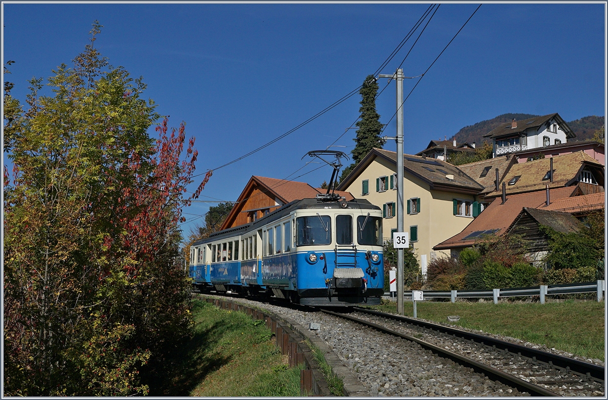 Bei Planchamp ist der MOB ABDe 8/8 4001  SUISSE  auf seiner Fahrt nach Montreux unterwegs. 

25. Okt. 2018