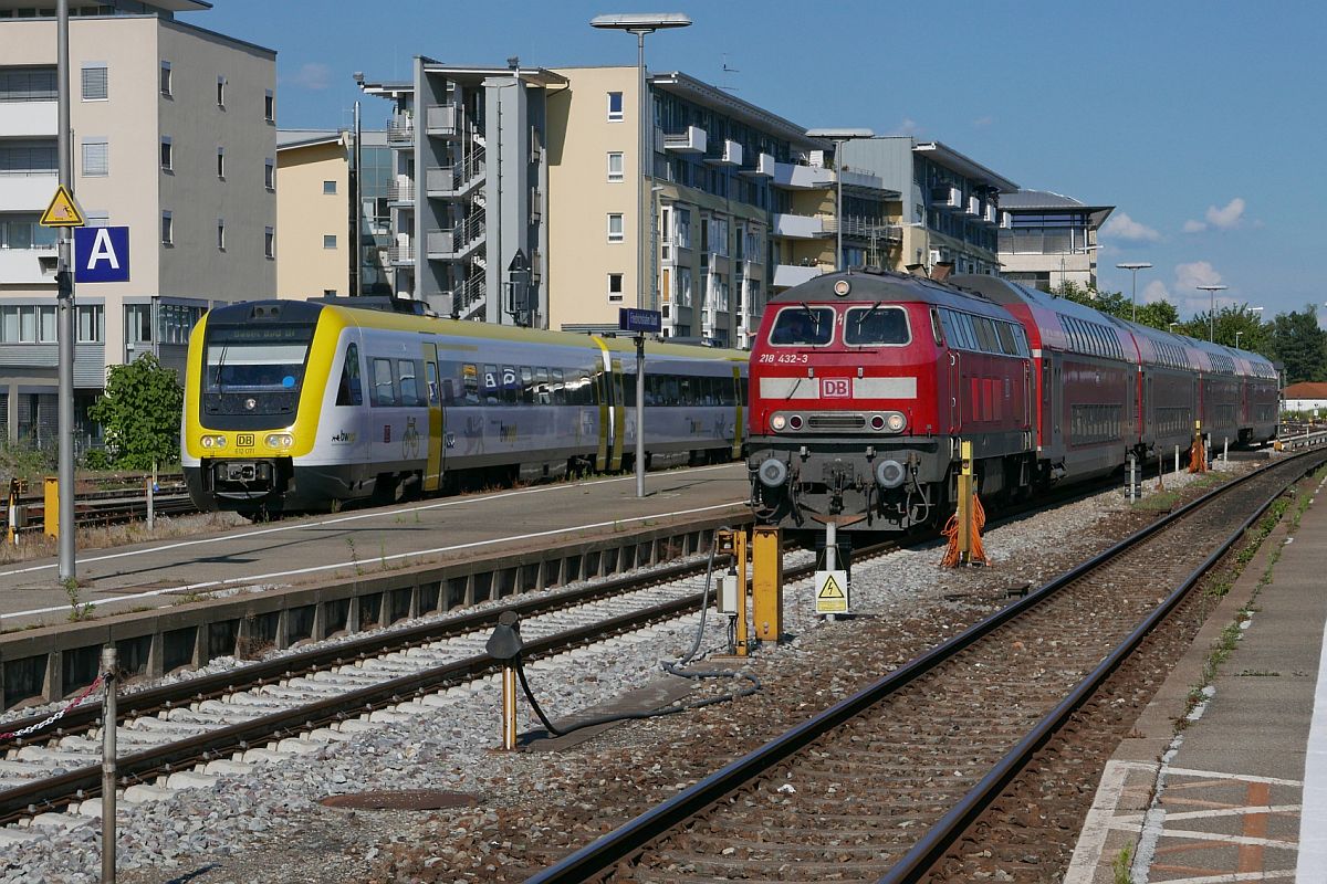 Bei planmigem Betriebsablauf sind der IRE nach Basel und der RE nach Lindau nicht gleichzeitig im Bahnhof von Friedrichshafen zu sehen. Am 09.07.2018 konnten auf Grund einer halbstndigen Versptung von 612 071 als IRE 3050 von Ulm und 218 432-3 mit den Wagen des RE 4223 von Stuttgart zusammen fotografiert werden.
