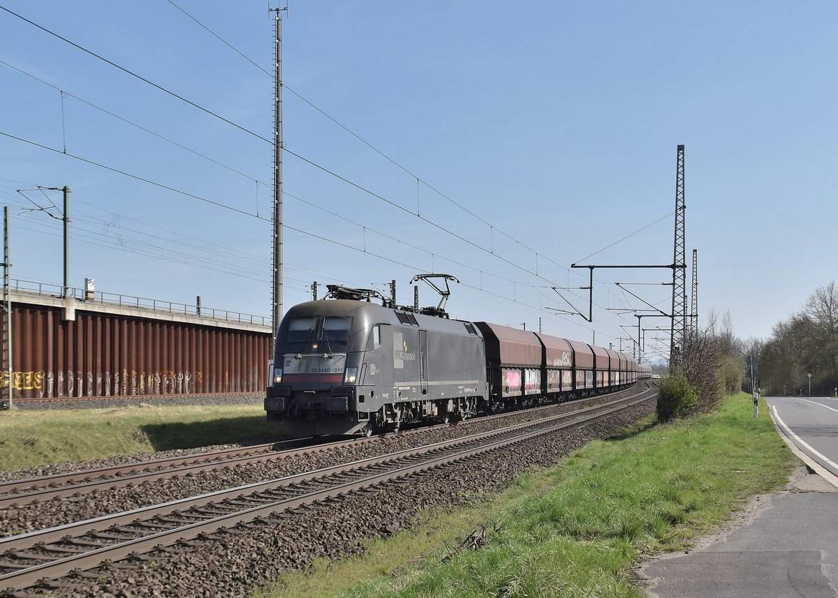 Bei Porz/Wahn kommt die MRCE ES64 U2-014 mit einem Fals-Wagenzug aus Troisdorf heran gefahren. 7.4.2018