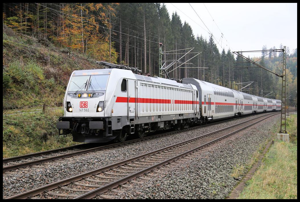 Bei Pressig - Rothenkirchen war am 23.10.2019 um 11.46 Uhr die DB 147562 mit dem IC2 nach Leipzig auf der Frankenwaldbahn unterwegs.