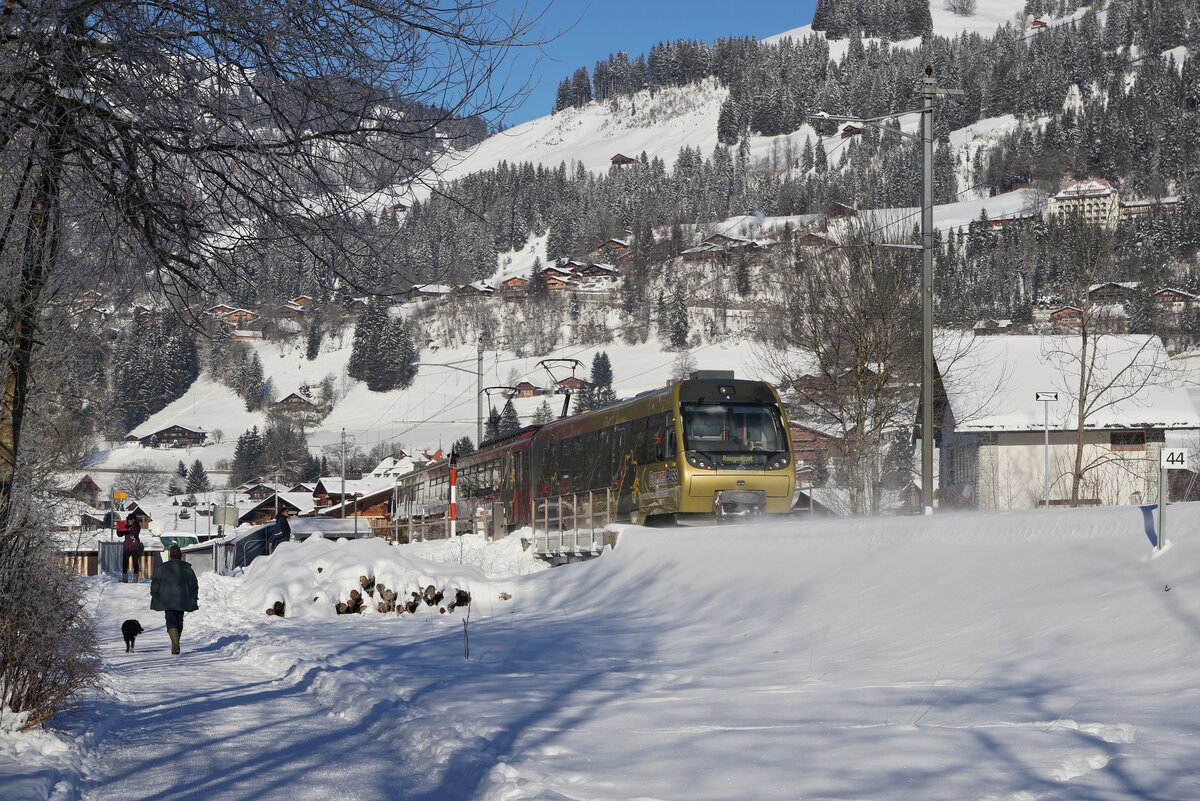 Bei Pulverschnee, welcher den Nachschuss verrät, geleitet ein MOB Be 4/4 Serie 5000  Lenkerpendel  auf dem Weg nach Rougemont durch die Winterlandschaft zwischen Gstaad und Saanen.

19. Januar 2017