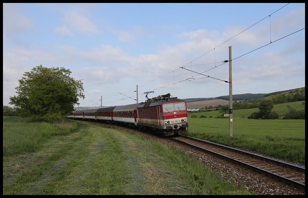 Bei Radava legt sich 362015 mit dem R 840 von Banska Bystrica nach Bratislava am 17.5.2019 um 16.58 Uhr in die Kurve.