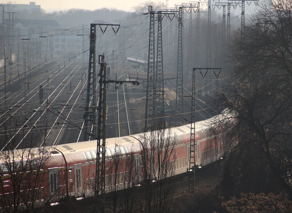 Bei einer Radtour durch Köln bot sich mir ein etwas anderer Blick auf den Bahnhof Köln West. Gerade fährt ein RE 5 (Wesel - Koblenz Hbf) vorbei.

Köln West, 14. Februar 2017